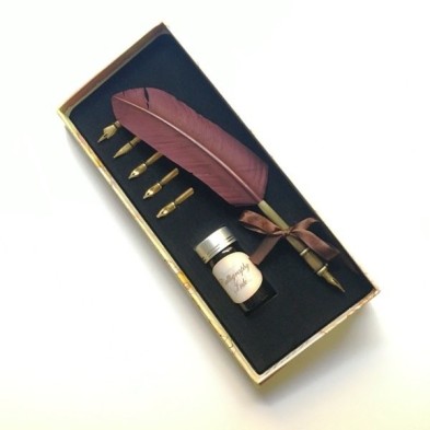 Caixa com caneta, tinta e 5 canetas