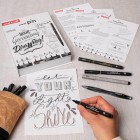Materiais Belas Artes - Kit de iniciação para Lettering, 8 marcadores Uni Pin + lápis mecânico e tutoriais, Uni-Ball | totenart.