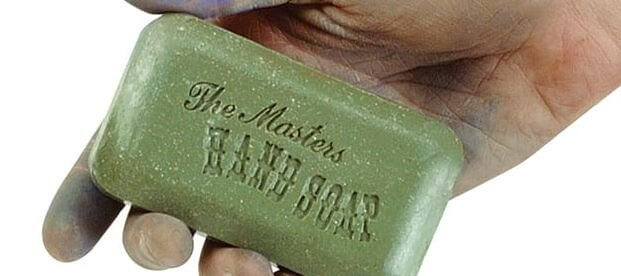 Como limpar pincéis com sabão para artistas