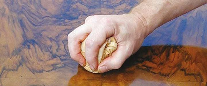 Envernizar com boneca, passo a passo