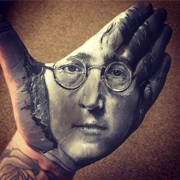 artista pinta retratos famosos en manos TOTENART