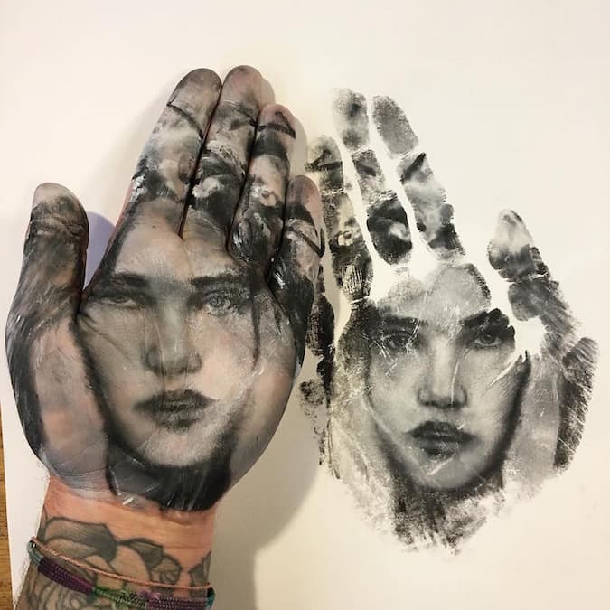 artista pinta retratos famosos en manos TOTENART4 1