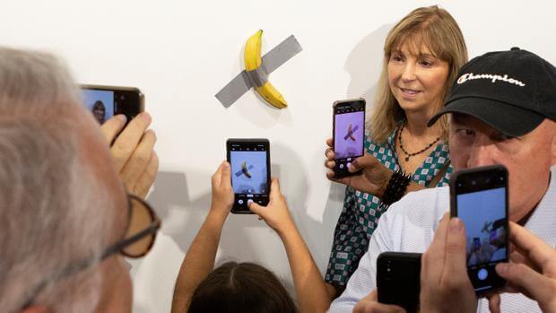 A arte de uma banana colada na parede