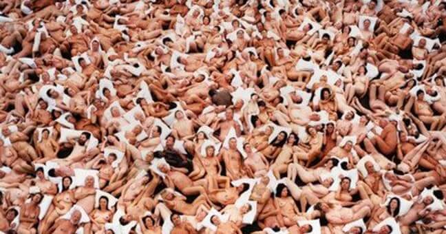 Spencer Tunick despe 1.300 pessoas