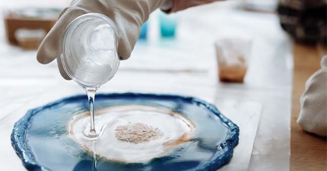 Como usar o kit de resina epóxi para trabalhos manuais