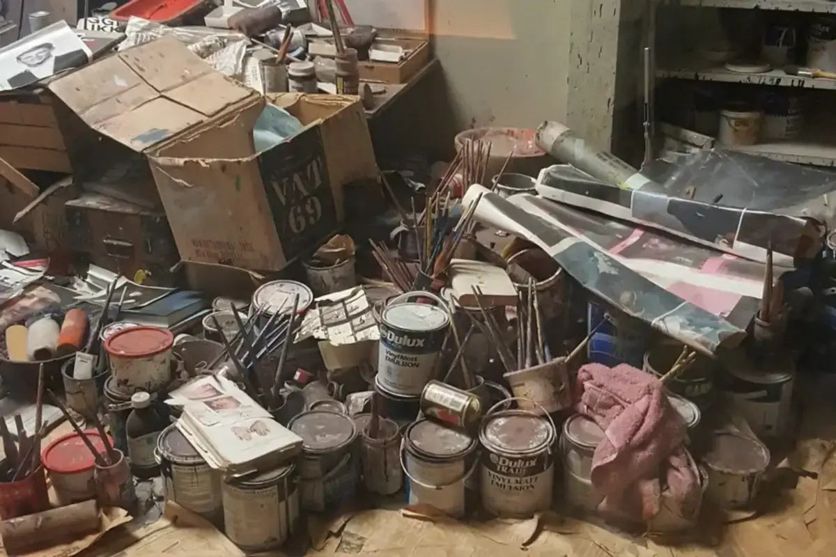 Canaletto e Francis Bacon: dois pintores nascidos a 28 de outubro 2 Atelier de Francis Bacon reconstruído na Hugh Lane Gallery, em Dublin, com latas de tinta e pincéis – Totenart