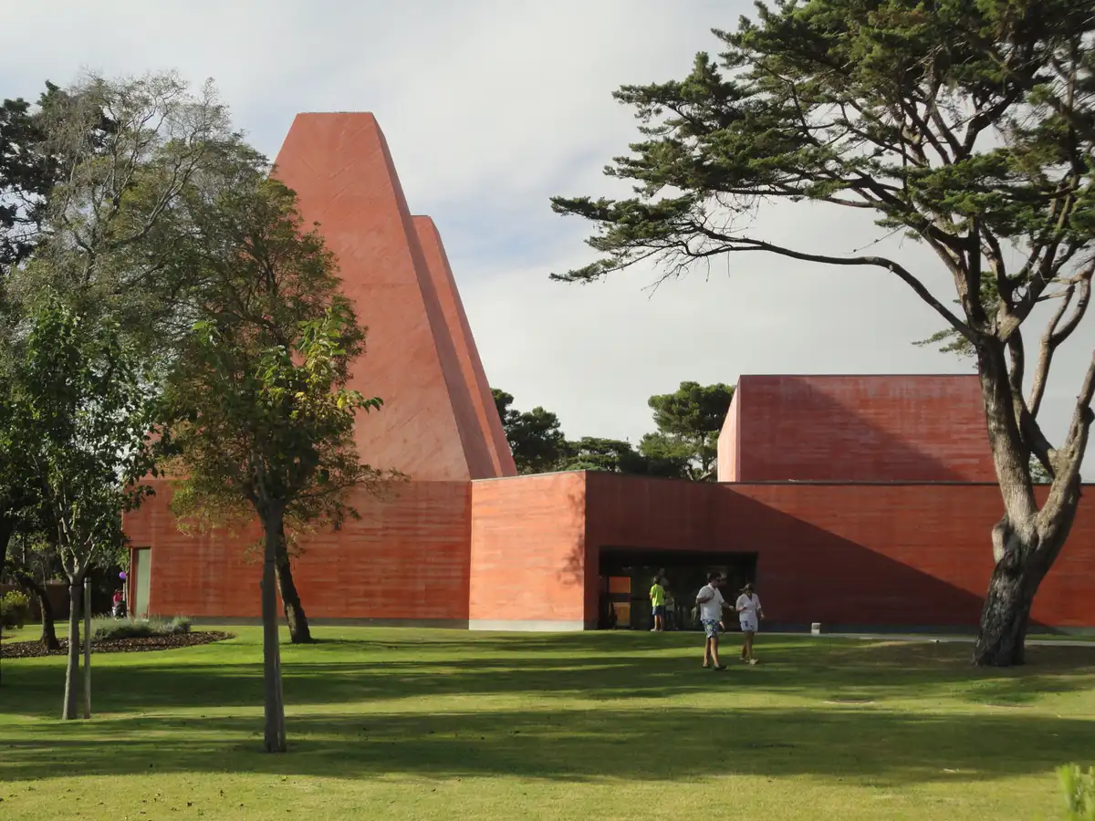 Paula Rego: quem foi, a obra e a Casa das Histórias em Cascais 1 Casa das Histórias Paula Rego, em Cascais, edifício de Souto de Moura, totenart
