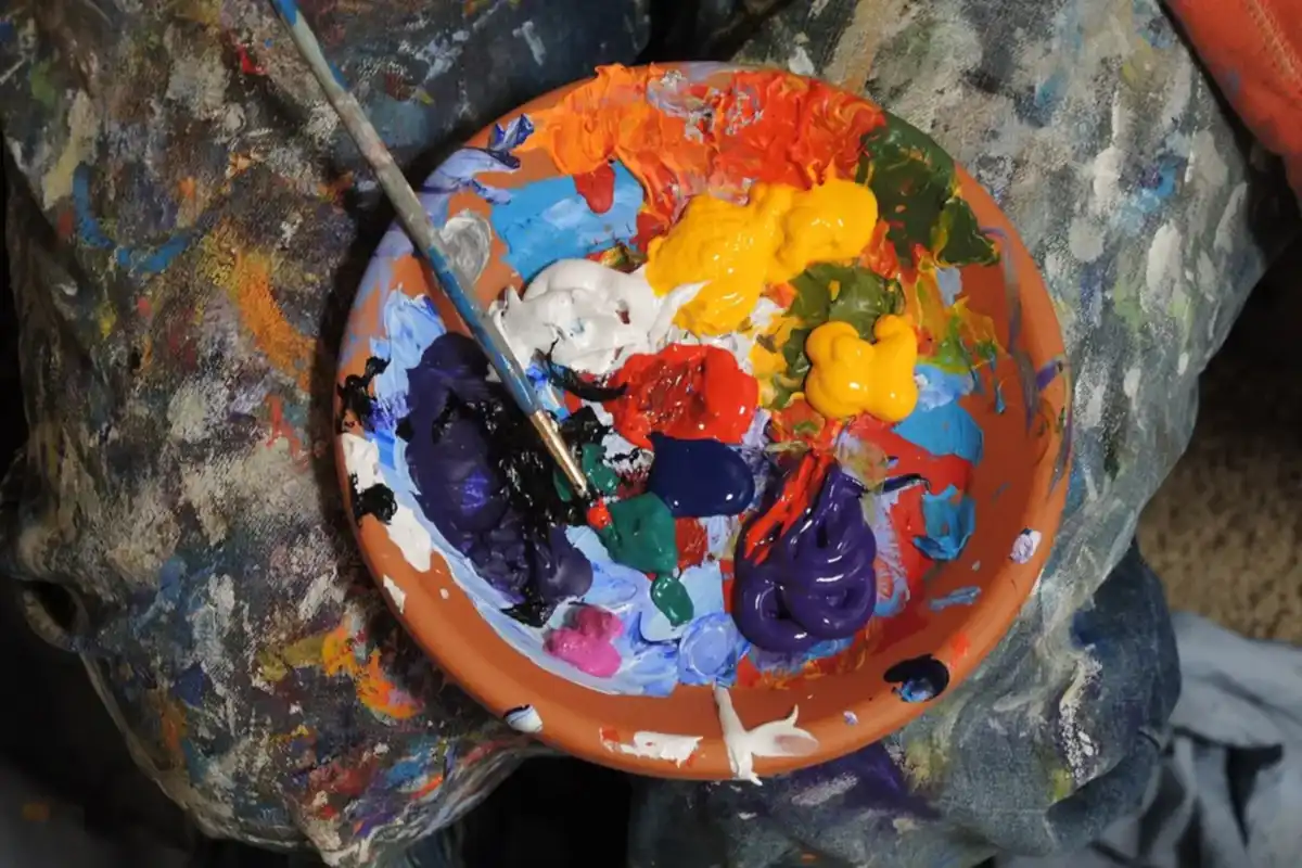 Paleta de barro com tintas de várias cores, entre elas azul, amarelo e um pouco de verde, como fazer a cor verde – totenart