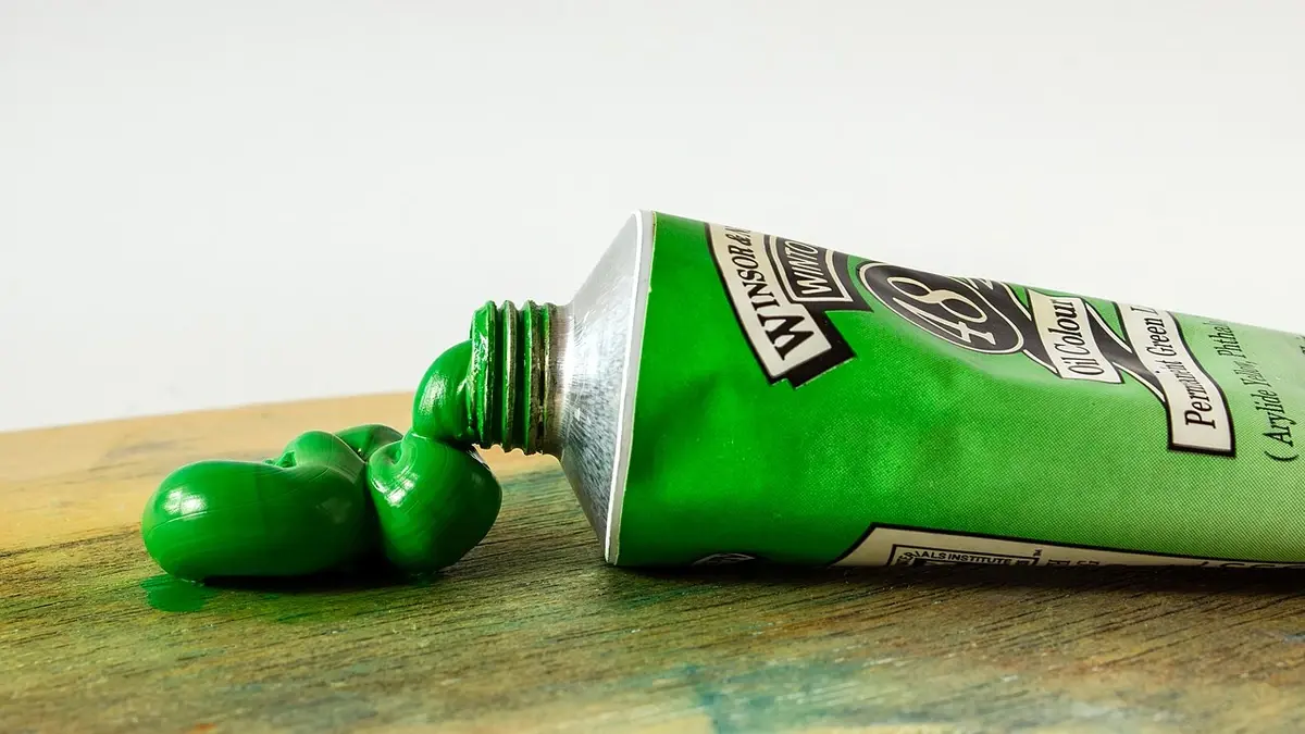 Tubo de tinta a óleo verde sobre uma paleta de madeira, verdes de tubo – totenart