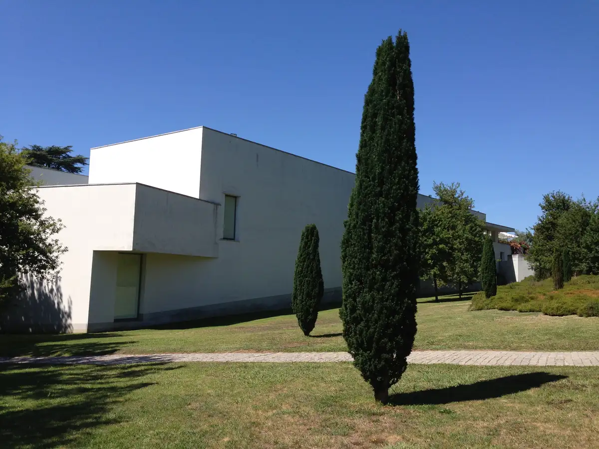 Fachada do Museu de Serralves, no Porto, vista do Parque, totenart