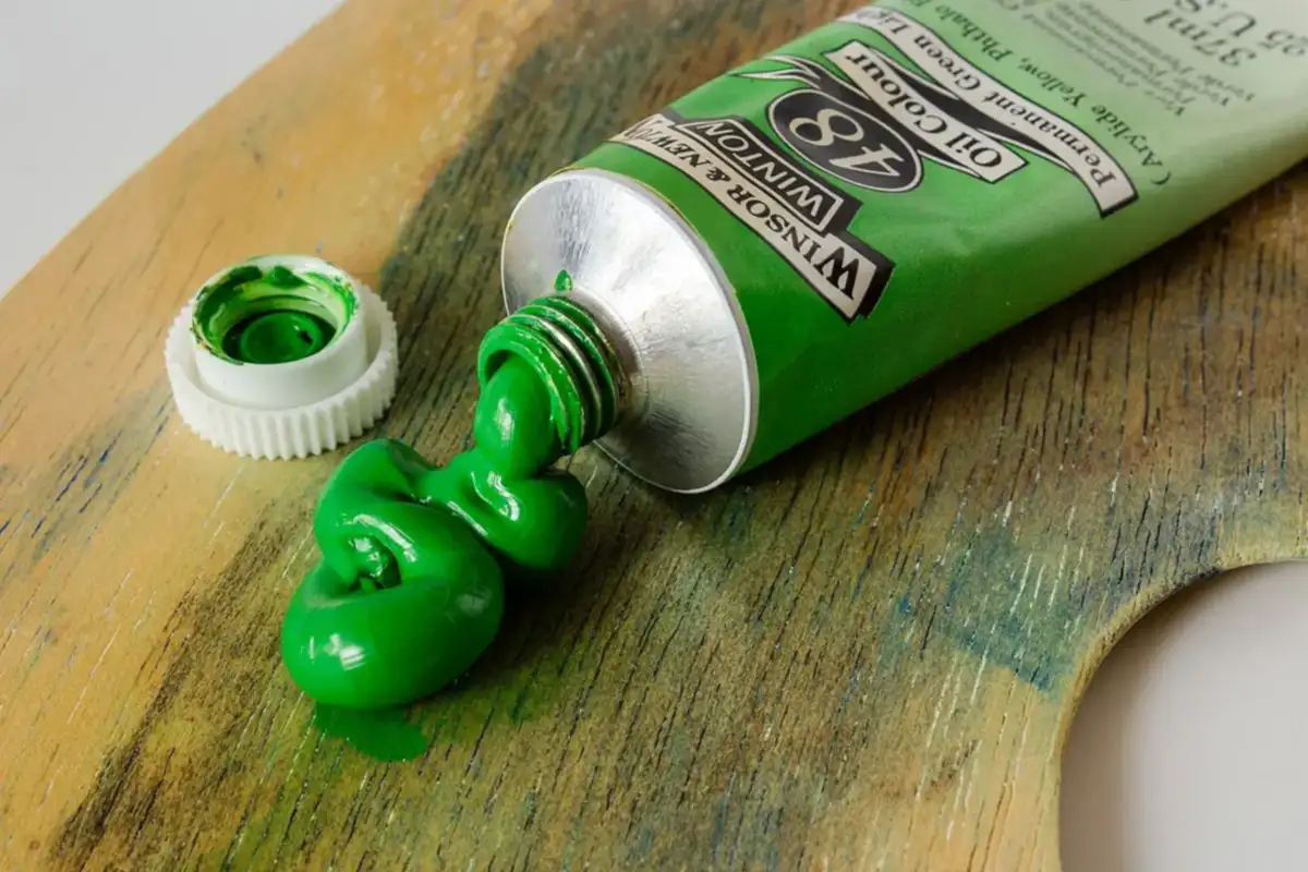 Como pintar a óleo passo a passo: guia para principiantes 1 Tubo de tinta a óleo e paleta de madeira, material para pintar a óleo passo a passo – totenart