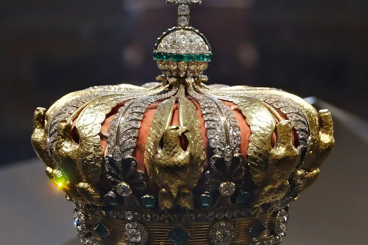 Coroa da imperatriz Eugénia com as suas águias de ouro, a peça que caiu durante o roubo do Louvre – Totenart
