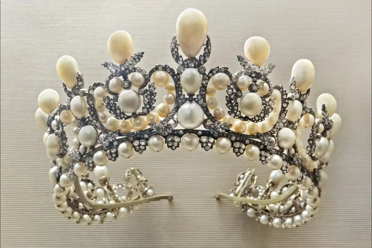 Diadema de pérolas e diamantes da imperatriz Eugénia, uma das joias do roubo do Louvre – Totenart